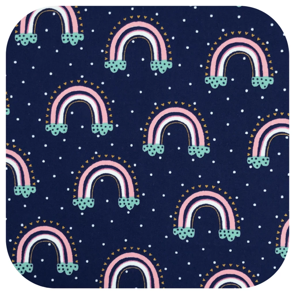 Zoom sur le tissu Oeko-Tex d’un mouchoir lavable cousu artisanalement. Motifs arc-en-ciel.